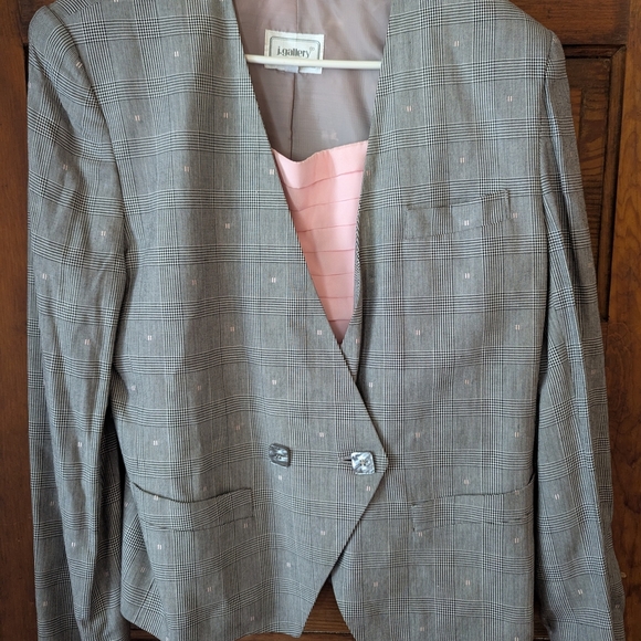 Gallery Gray Collarless Blazer with Modern Silhouette - Picture 2 of 12